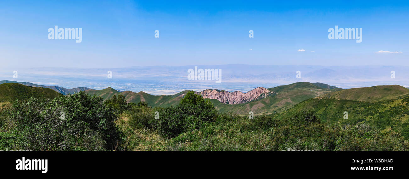 Panorama di una valle di montagna in estate, vista aerea. Una vista favolosa di picchi di montagna, straordinaria natura estate in montagna. Travel, Tourism. Foto Stock