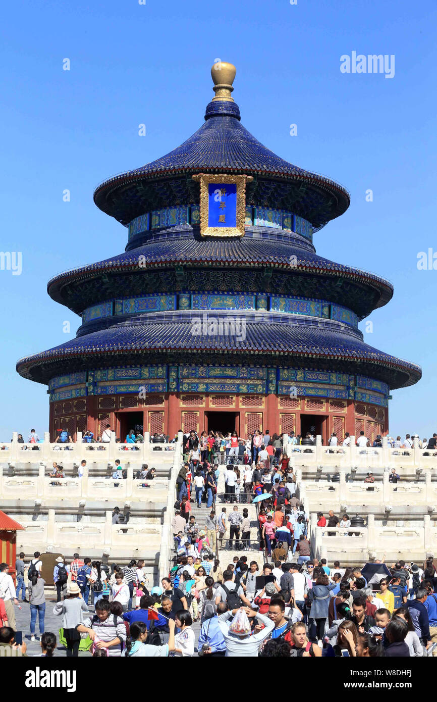 La folla di turisti di visitare la Sala della Preghiera del Buon Raccolto nel Tempio del Cielo, noto anche come Tiantan, durante la settimana di festa nazionale vacanze Foto Stock