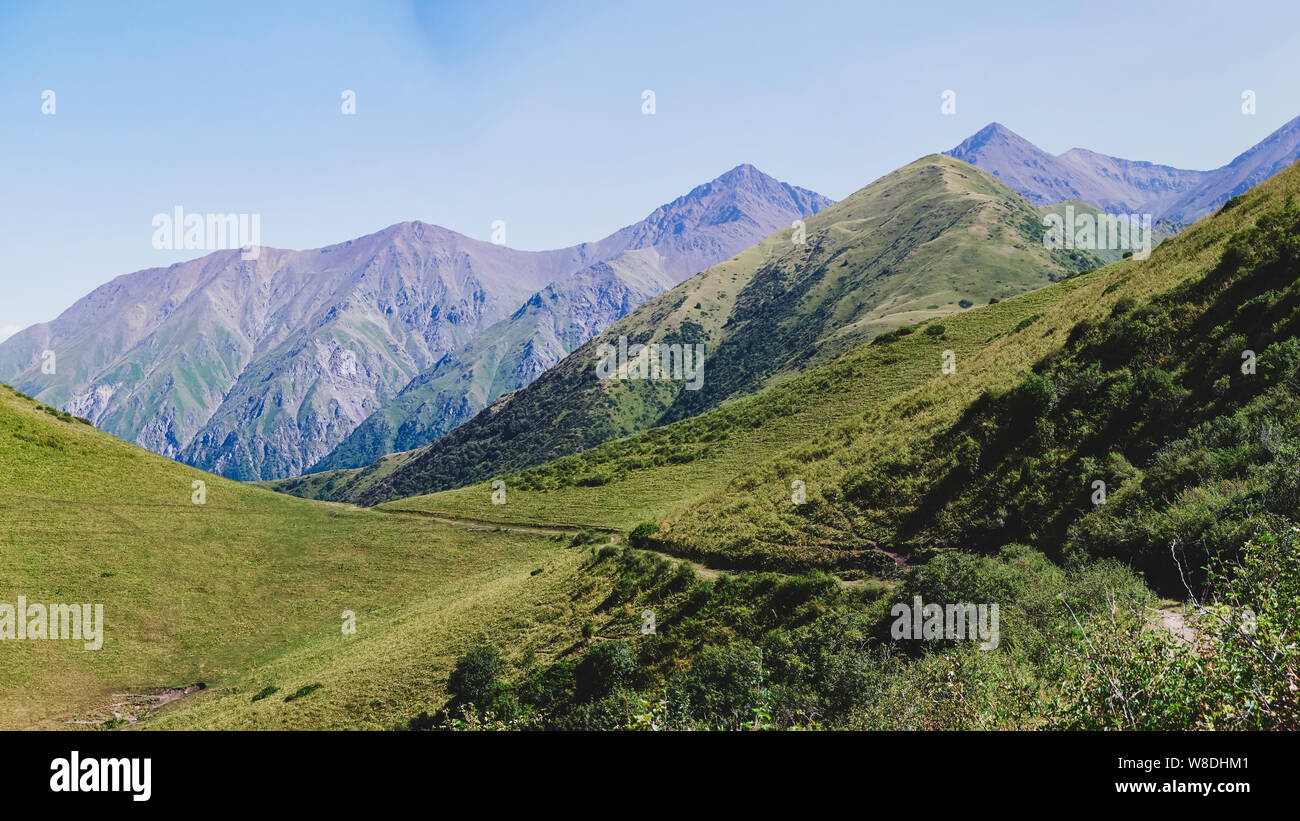Panorama di una valle di montagna in estate, vista aerea. Una vista favolosa di picchi di montagna, straordinaria natura estate in montagna. Travel, Tourism. Foto Stock