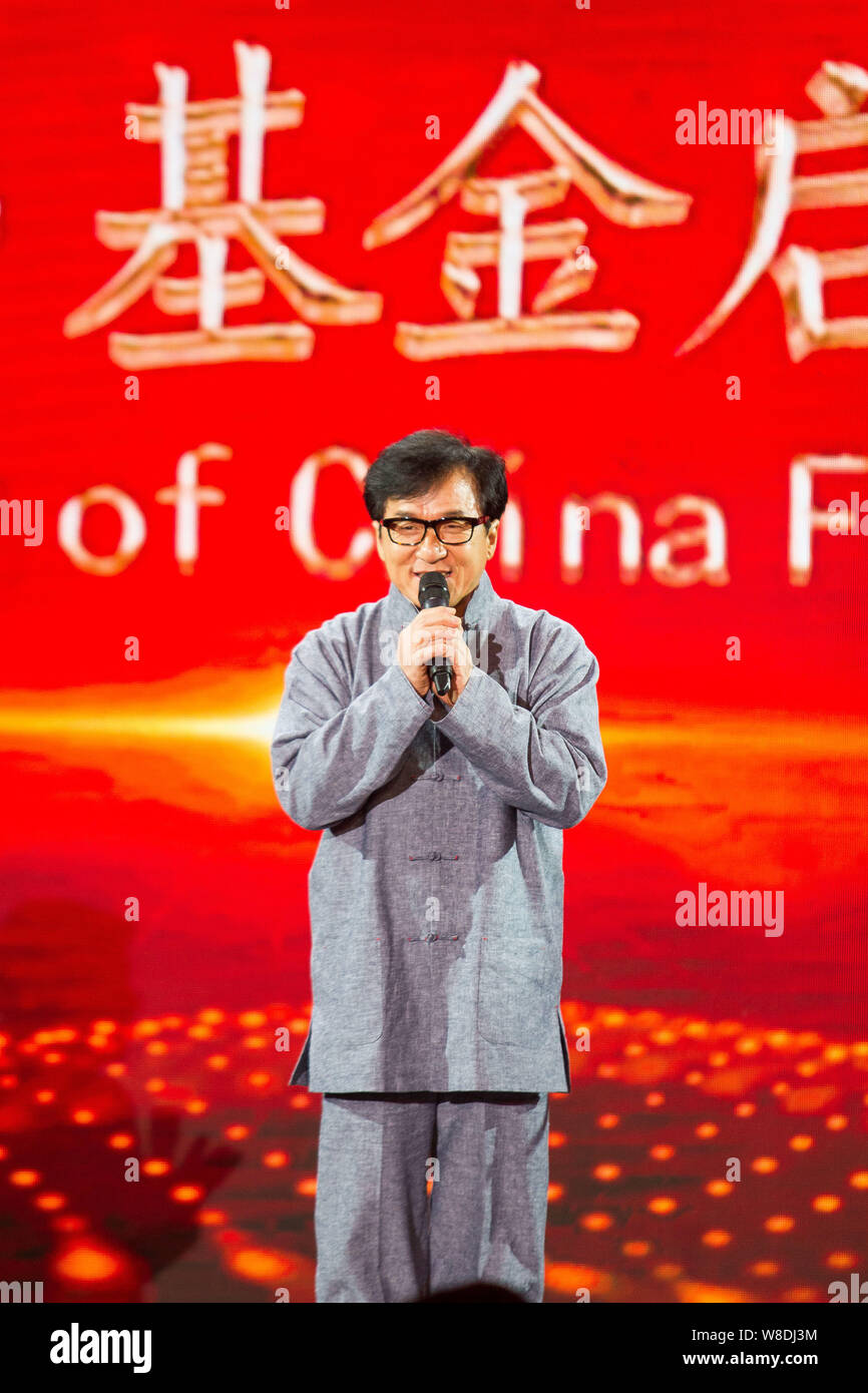 Hong Kong stella di azione Jackie Chan parla alla cerimonia del varo della China Film Fondo internazionale durante il XVIII Shanghai International Film Festiv Foto Stock