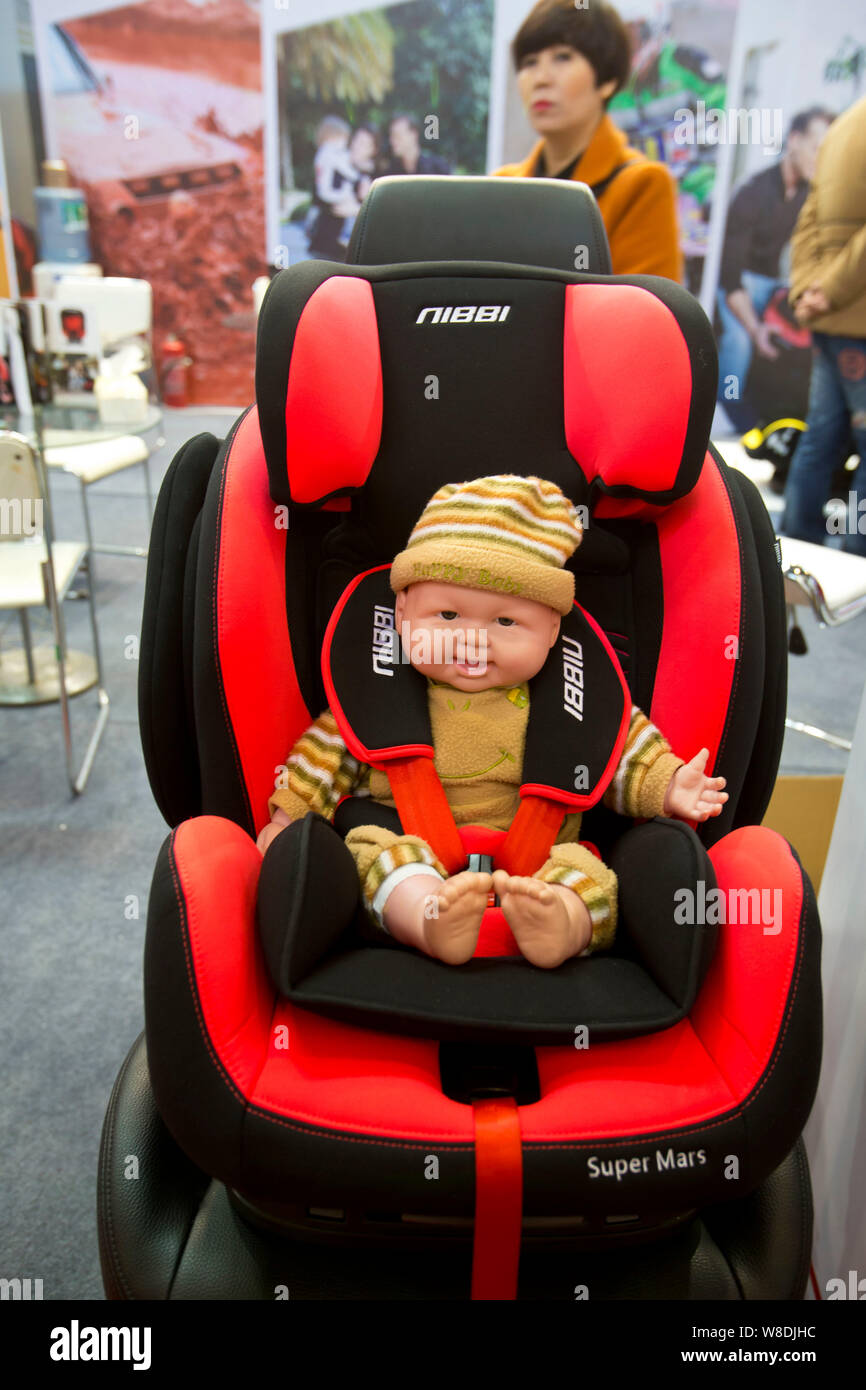 --FILE--un seggiolino di sicurezza per bambini è sul display durante una mostra a Pechino in Cina, 7 marzo 2015. L'uso dei seggiolini di sicurezza per bambini nei veicoli è relativ Foto Stock