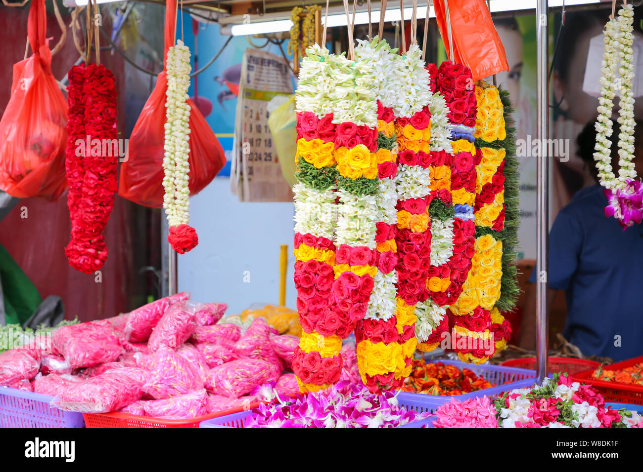 Ghirlanda di fiori di essere venduto a Little India di Singapore Foto Stock