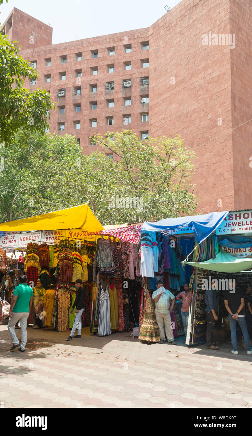 Negozi a vecchio mini mercato di Janpath a Nuova Delhi in India Foto Stock