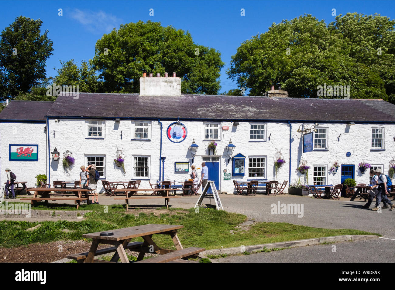Lo storico pub Ship Inn con tavoli all'aperto nella birreria all'aperto. Red Wharf Bay, Isola di Anglesey, Galles, Regno Unito, Gran Bretagna Foto Stock