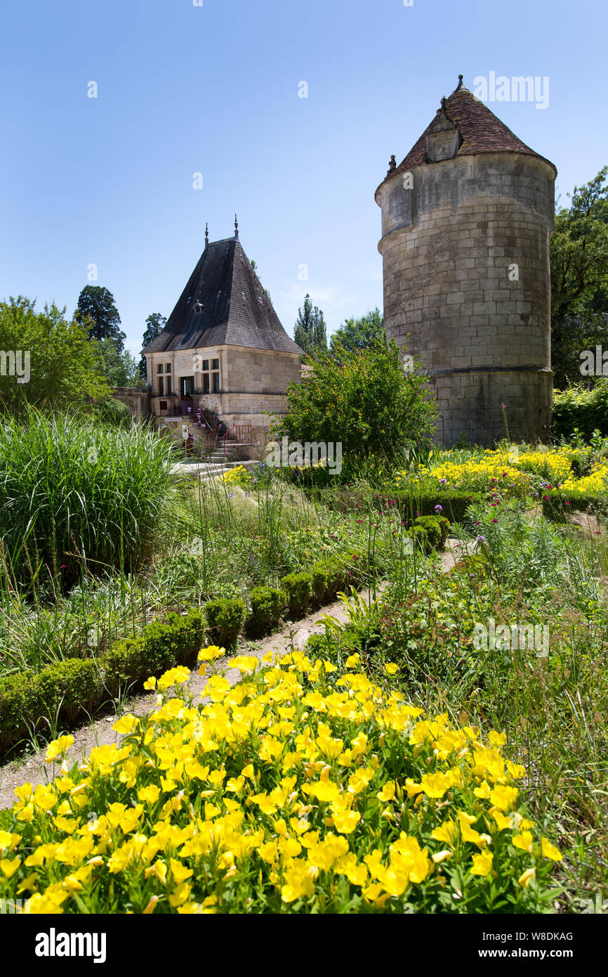 Brantome en Périgord, Francia. Vista pittoresca di Brantome storico della torre rotonda e il Padiglione del Rinascimento al Boulevard Charlemagne. Foto Stock