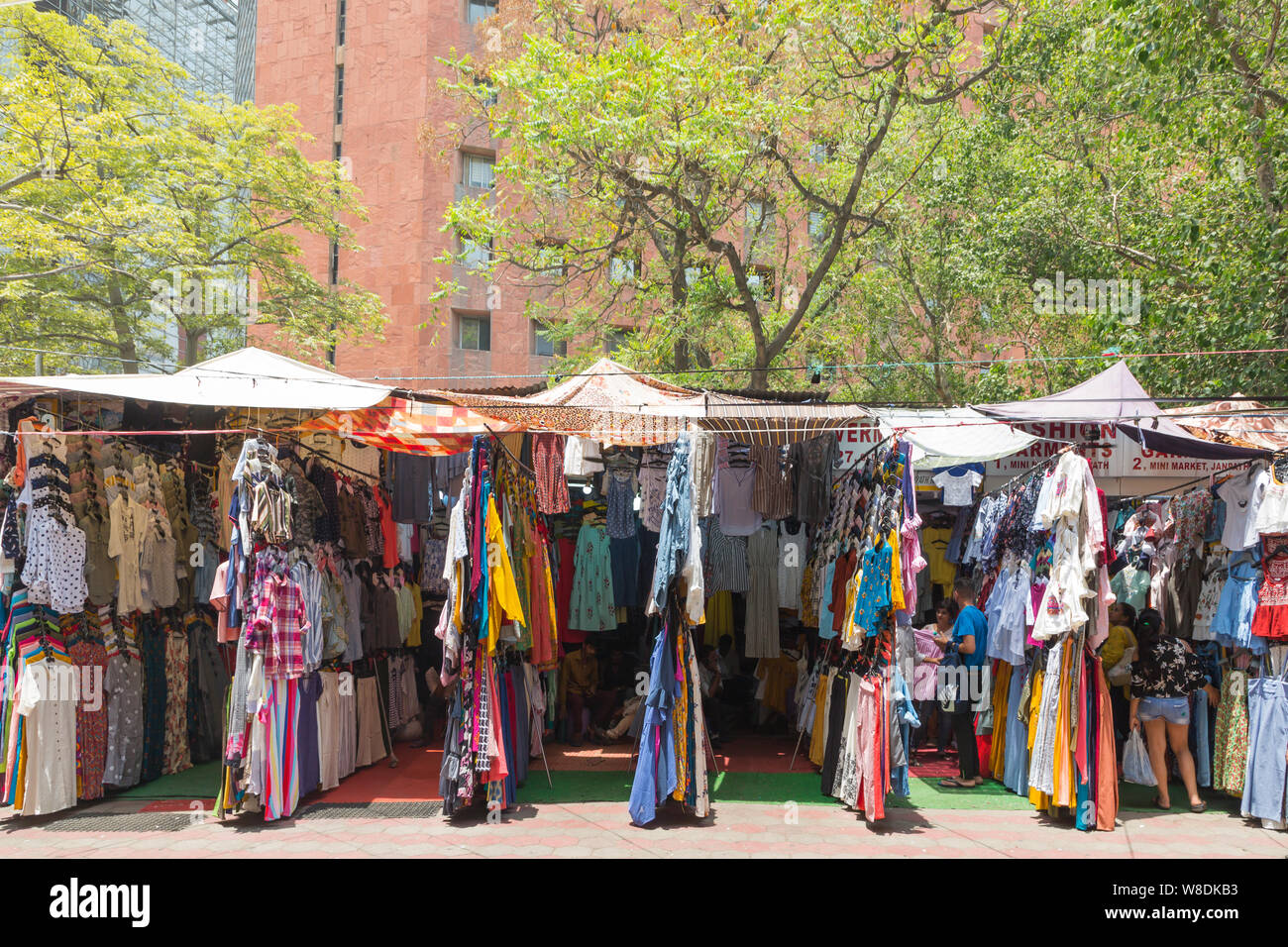 Fila di negozi di Janpath Mercato Vecchio, mini market, in Janpath New Delhi India Foto Stock