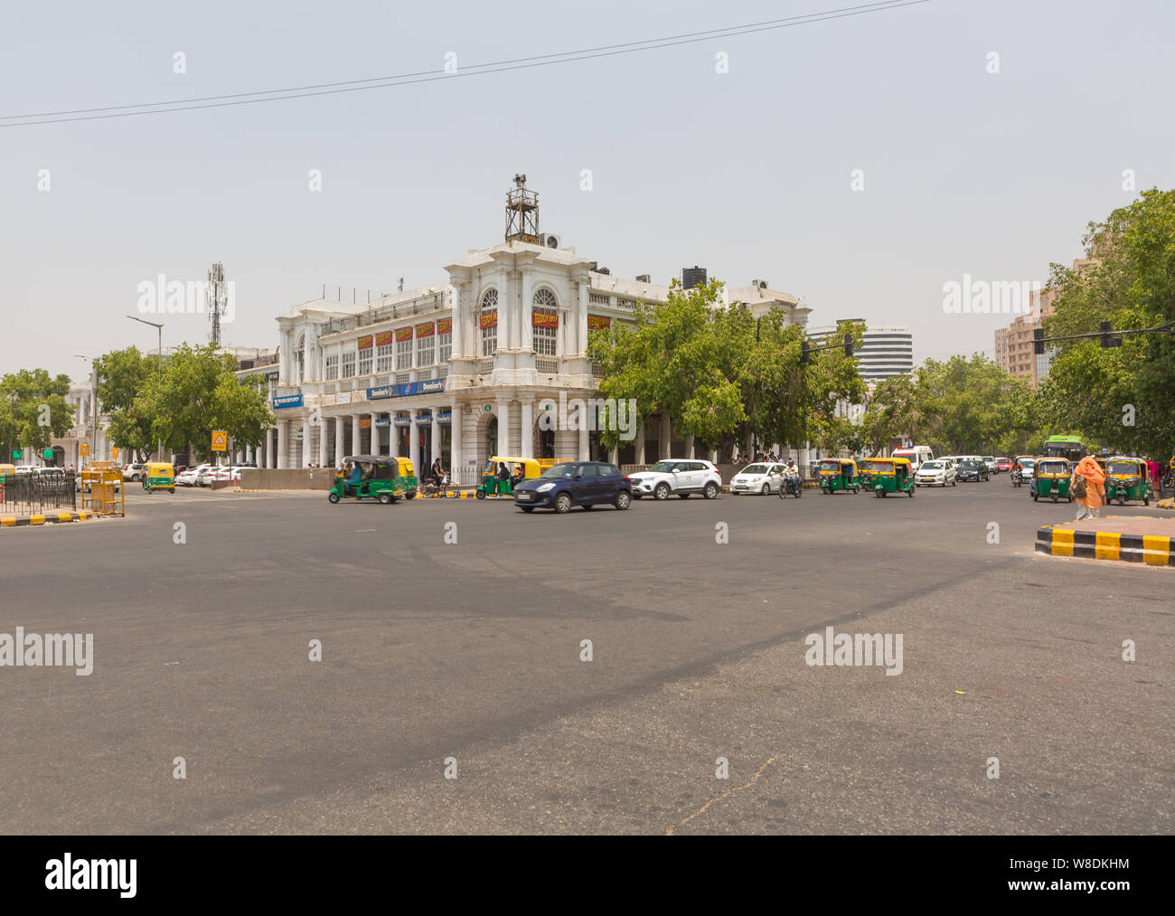 Connaught Place incrocio stradale e strada di Delhi a Nuova Delhi in India Foto Stock