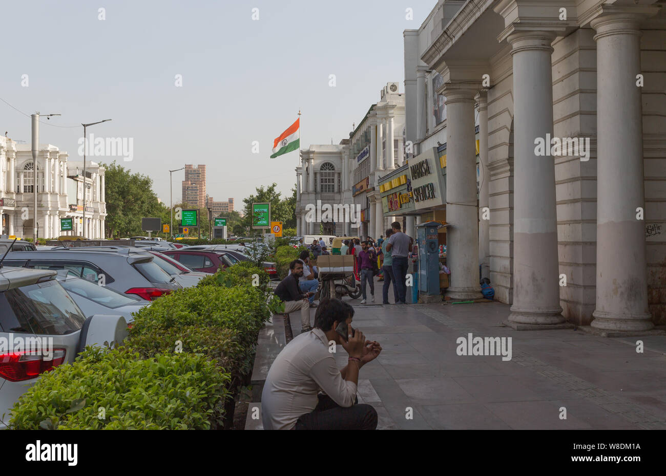 Connaught Place CP negozi con bandiera indiana in background in New Delhi India Foto Stock