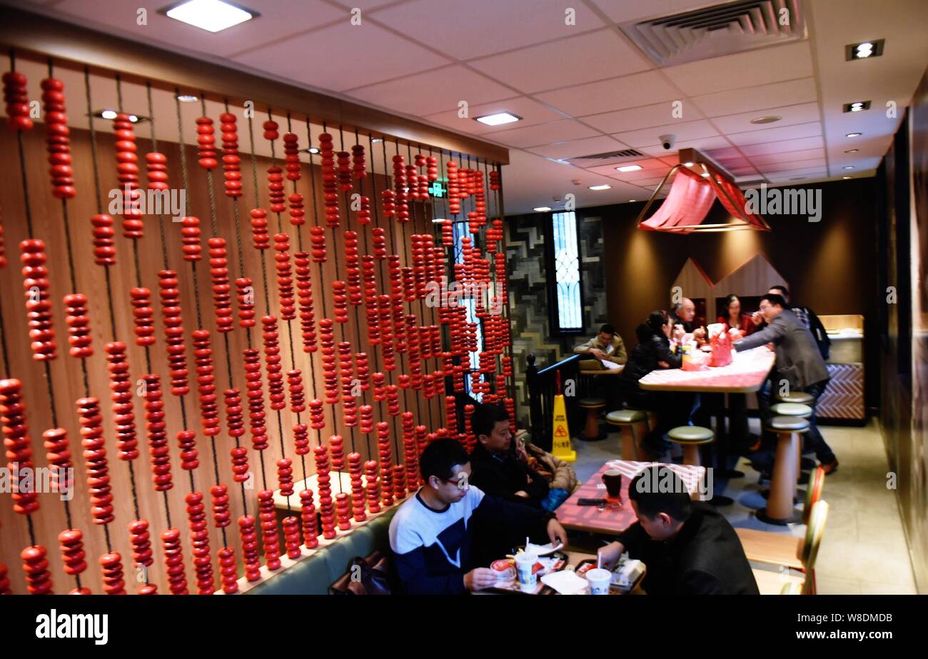 I clienti a mangiare in un ristorante di un fast food di McDonald's, che è stato il primo leader del Kuomintang Chiang Ching-kuo dell ex residenza, in Hangzhou, ea Foto Stock
