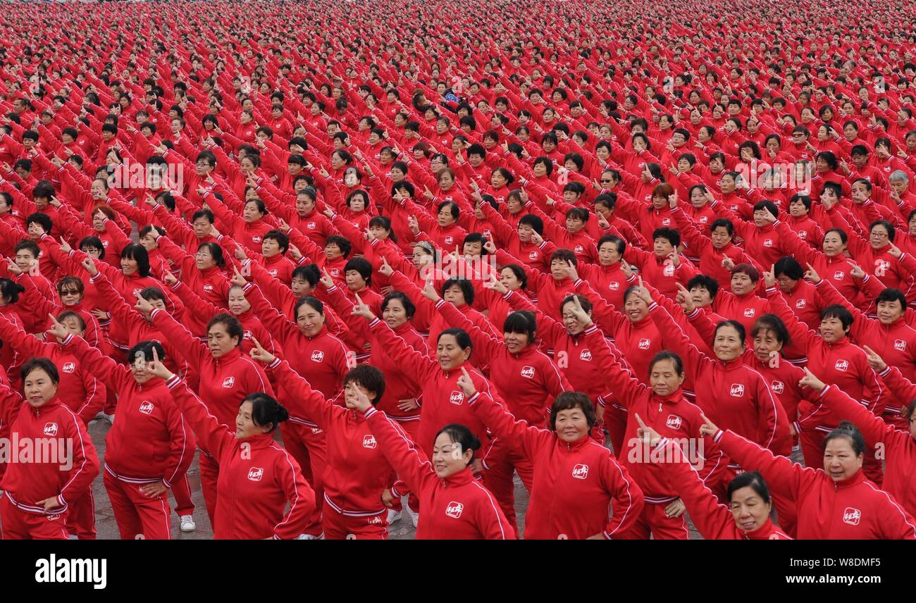 Locali residenti cinese di prendere parte al più grande ballo di linea su un quadrato nella contea di Xianghe, Langfang, città del nord della Cina nella provincia di Hebei, 7 Novembre 201 Foto Stock