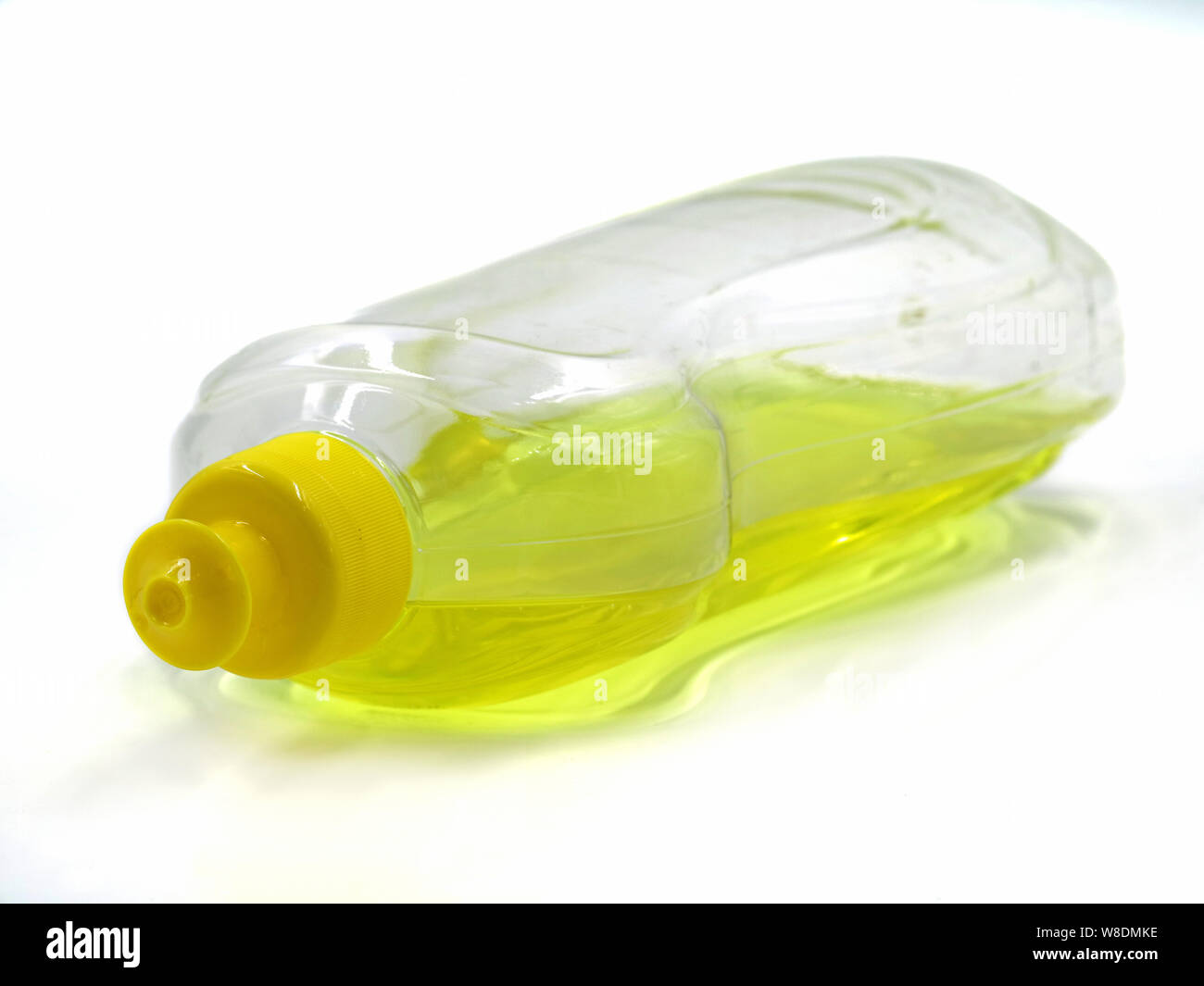 Lavastoviglie detergente liquido in bottiglia di plastica isolati su sfondo bianco, colore giallo detersivo liquido per stoviglie Foto Stock