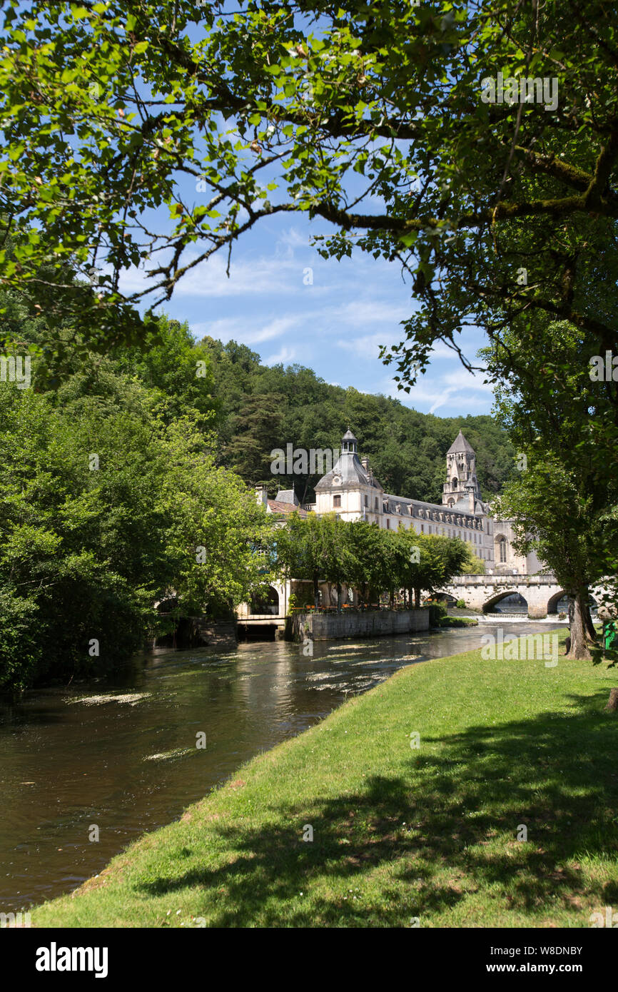 Brantome en Périgord, Francia. Il fiume Dronne, con il Pont Coude, Hotel Le Moulin de l'Abbaye e Abbazia di Brantome in background. Foto Stock