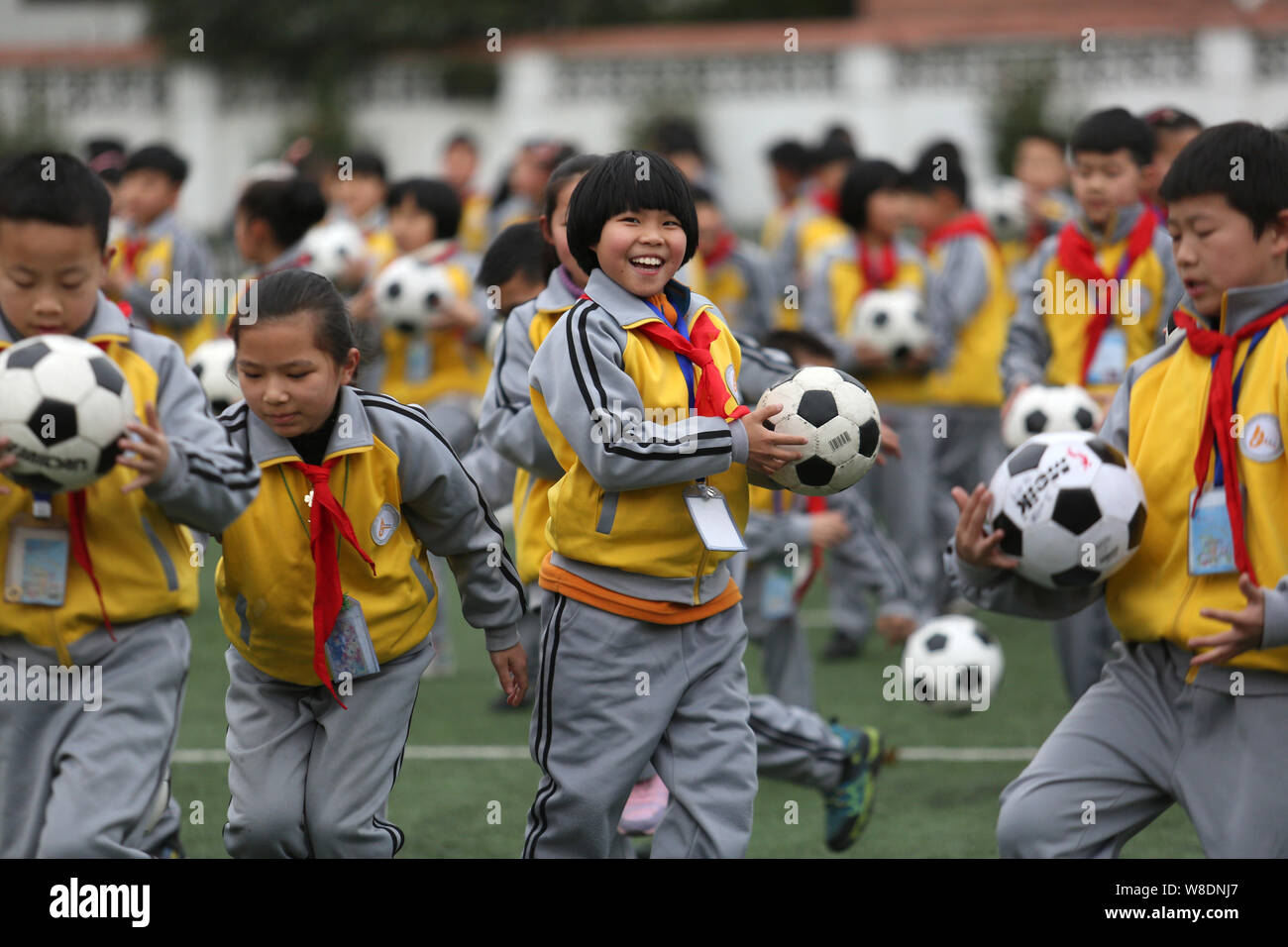 Giovani studenti cinesi giocare con palloni da calcio a Duqiao scuola primaria nella città Linhai, est della Cina di provincia dello Zhejiang, 26 marzo 2015. La Cina è overh Foto Stock