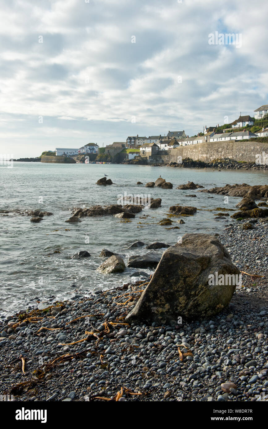 Di ghiaia e spiaggia di Boulder al villaggio Coverack. Cornovaglia, Inghilterra Foto Stock