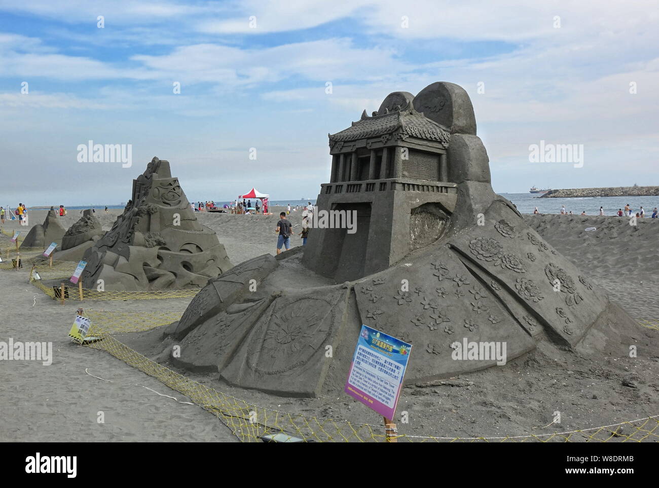 KAOHSIUNG, Taiwan -- Luglio 27, 2019: le sculture di sabbia presso la spiaggia di sabbia nera festival Chijin sull isola. Foto Stock