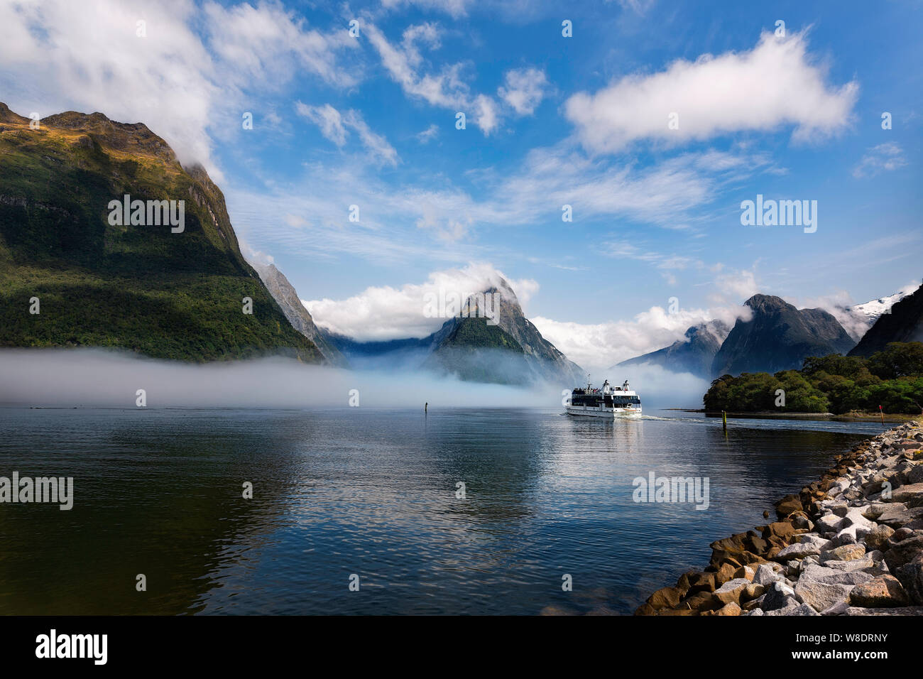 Le barche di testa fuori in Milford Sound per la mattina tours Foto Stock