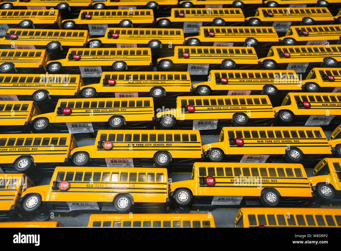 Autobus giallo, vista di autobus giallo giocattolo scuola in mostra in una vetrina di Manhattan, New York. Foto Stock