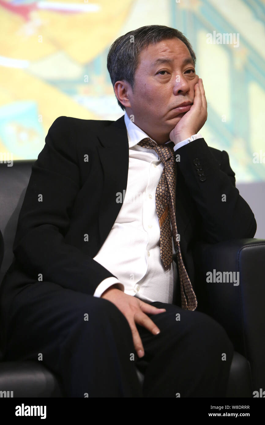 --FILE--miliardario cinese collezionista d'arte Liu Yiqian, fondatore del museo lunga partecipa alla cerimonia di inaugurazione di una mostra per il pollo in porcellana Foto Stock