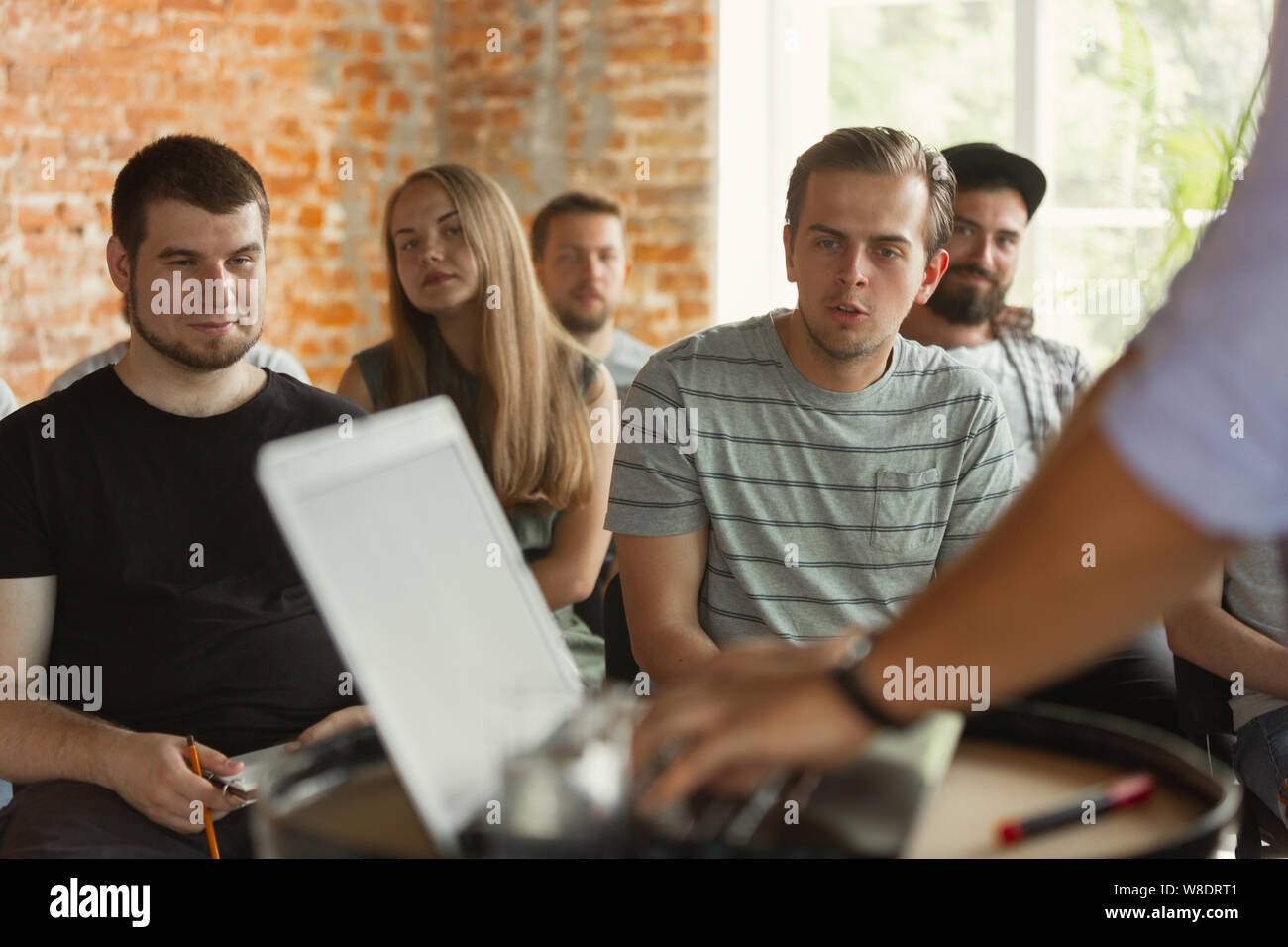 Altoparlante maschio dando la Presentazione al workshop per università. Pubblico o sala conferenze. Utilizzando computer portatile per la visualizzazione di informazioni. Convegno scientifico caso, formazione. L'istruzione. Foto Stock