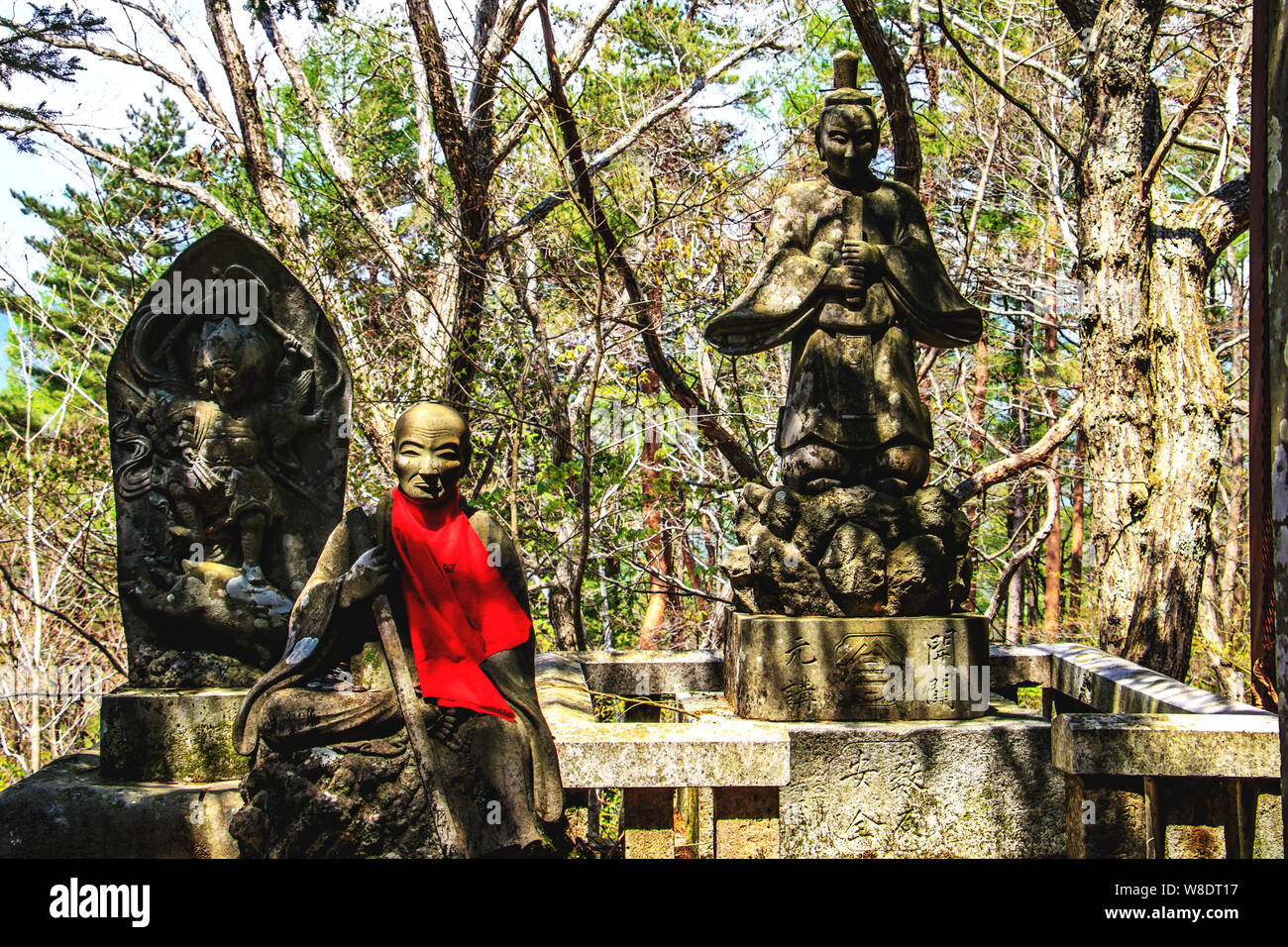 Buddista immagini di pietra e monumenti a Ontake jinja sacrario in Torii passano in prossimità Yabuhara sul sentiero Nakasendo Foto Stock