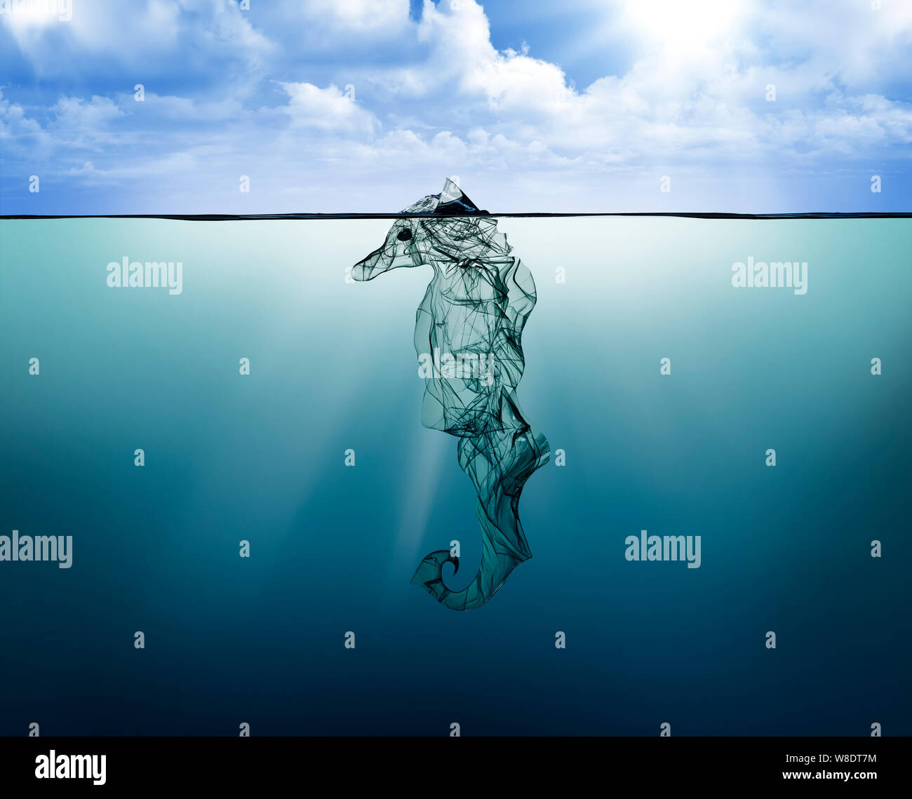 Cavalluccio marino in plastica, inquinamento che galleggia nell'oceano. Foto Stock