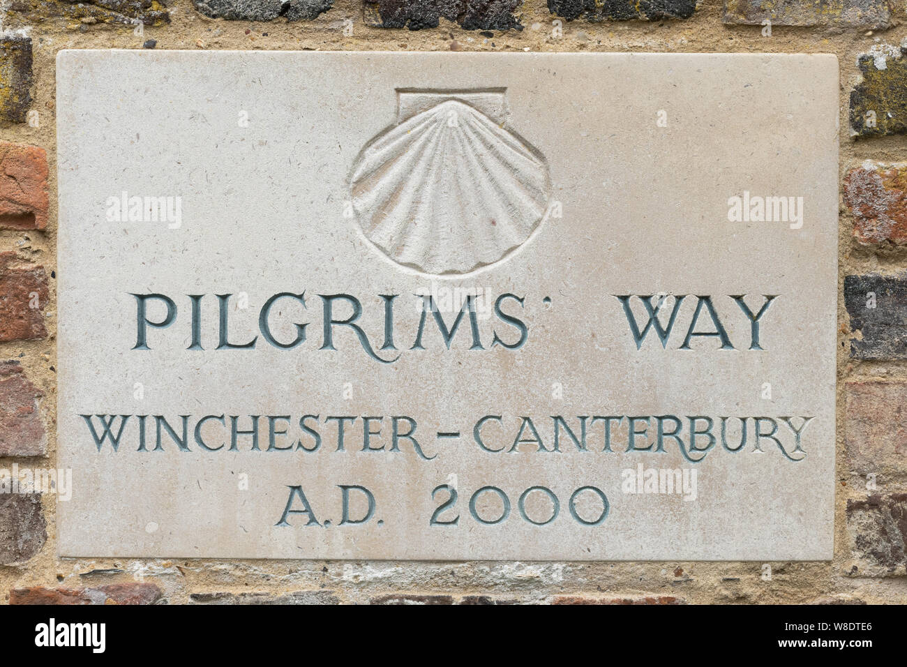 Via dei Pellegrini marcatore di pietra in Avington, Hampshire, Regno Unito, lettura Winchester a Canterbury A.D. 2000 Foto Stock