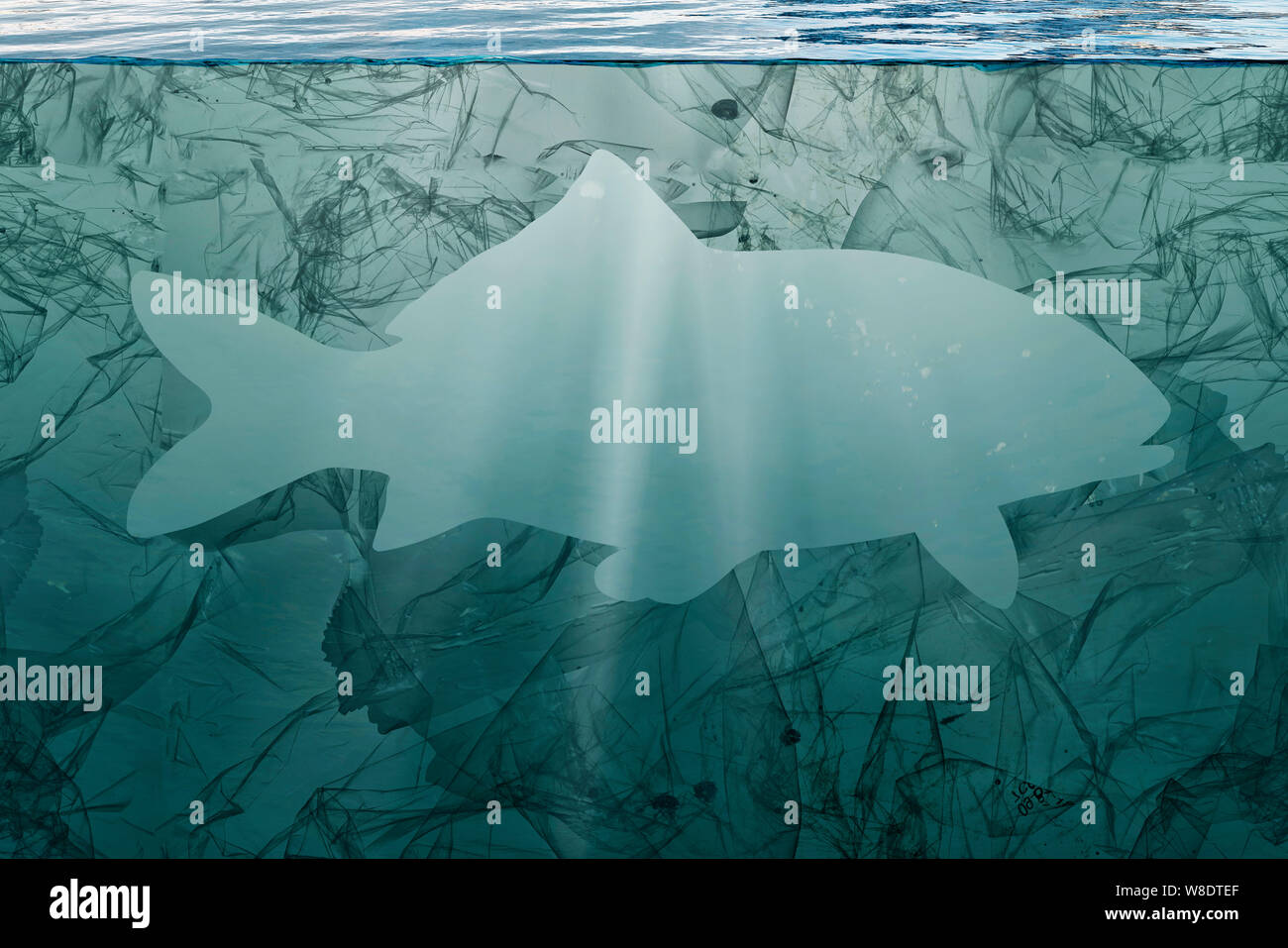 Pesce in plastica, inquinamento che galleggia nell'oceano. Foto Stock