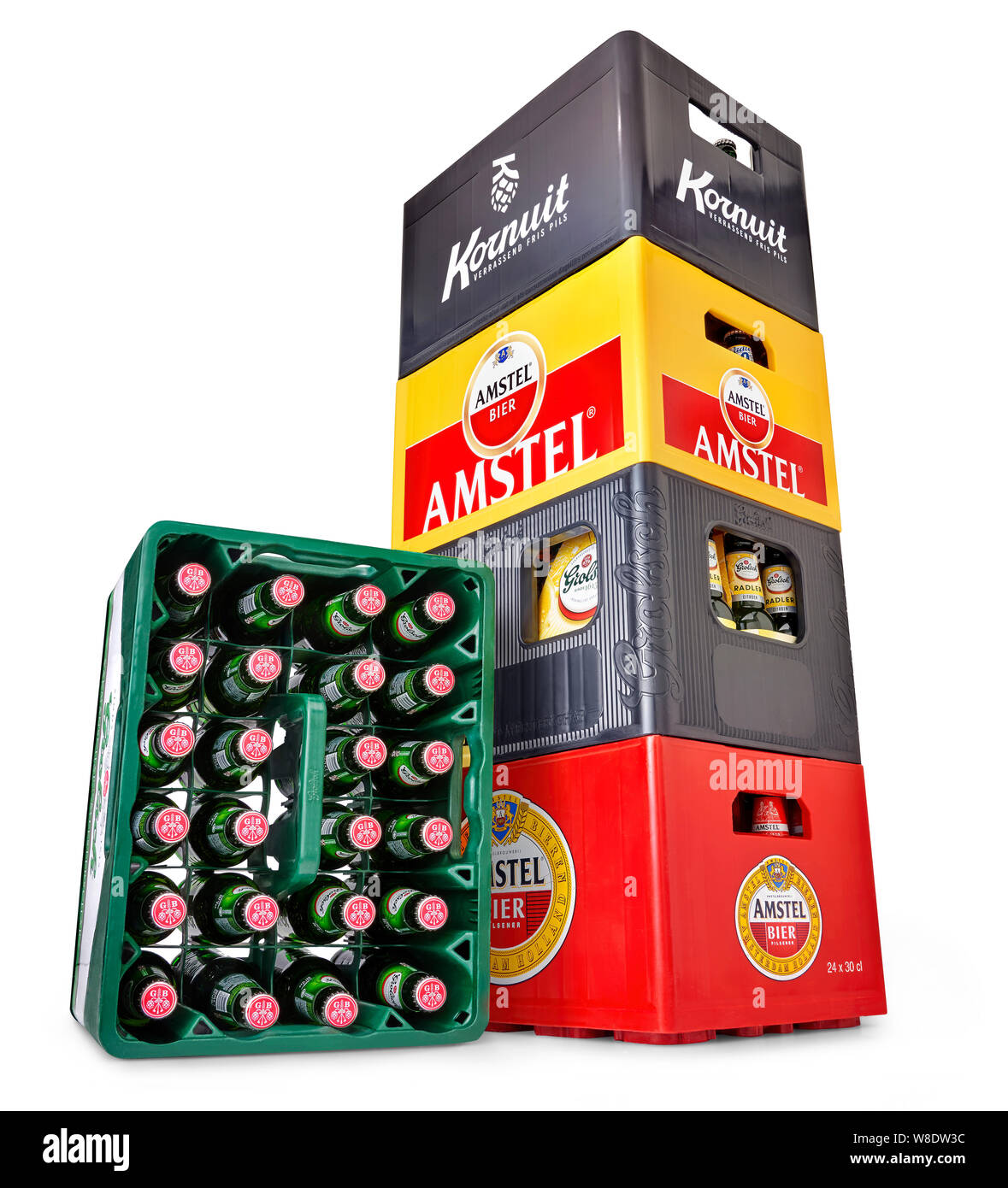 Paesi Bassi, Haarlem - 19-05-2019: kornuit amstel e birra Grolsch cassette in un monolocale. Pila di casse di birra isolato su bianco Foto Stock