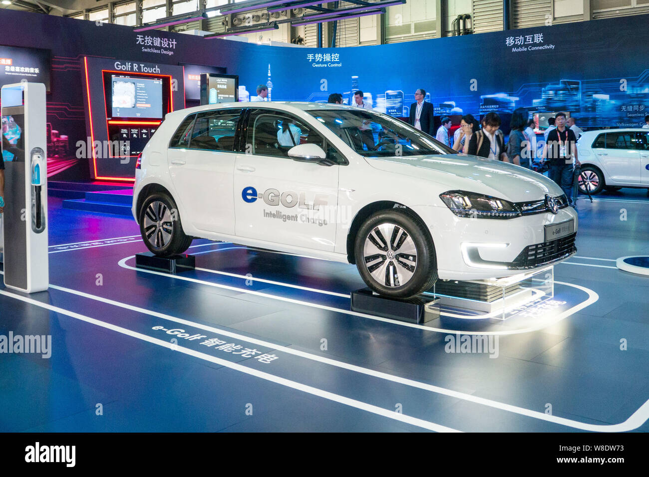 --FILE--una Volkswagen e-Golf auto elettrica viene visualizzato durante il CES 2015 Asia fiera in Cina a Shanghai, 25 maggio 2015. Volkswagen il mercoledì (3 J Foto Stock