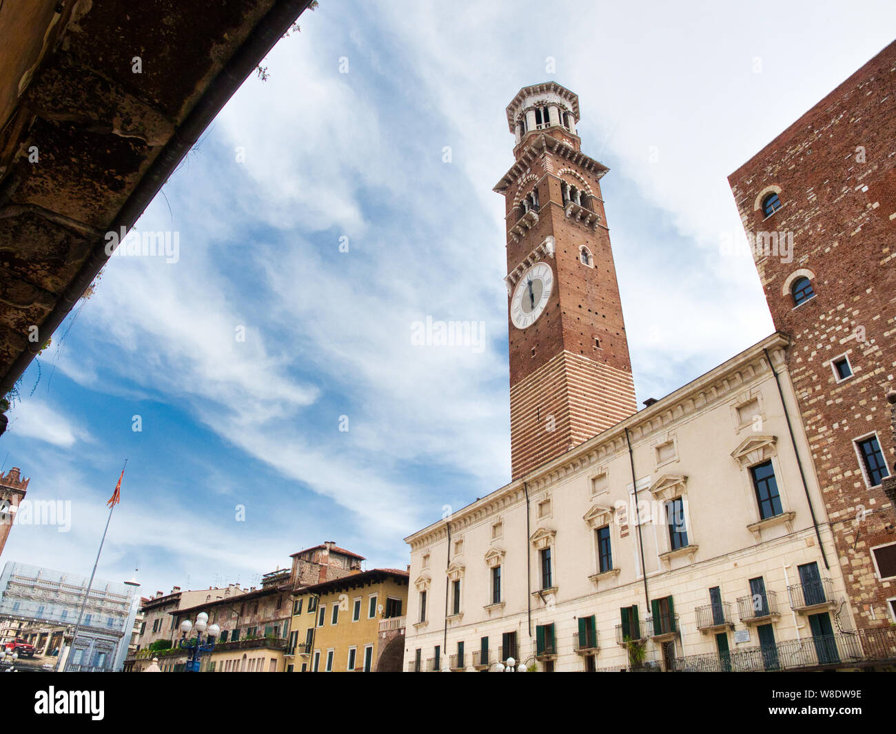 Torre dei Lamberti e il suo rispettivo clock visto dal basso durante il giorno a Verona Foto Stock