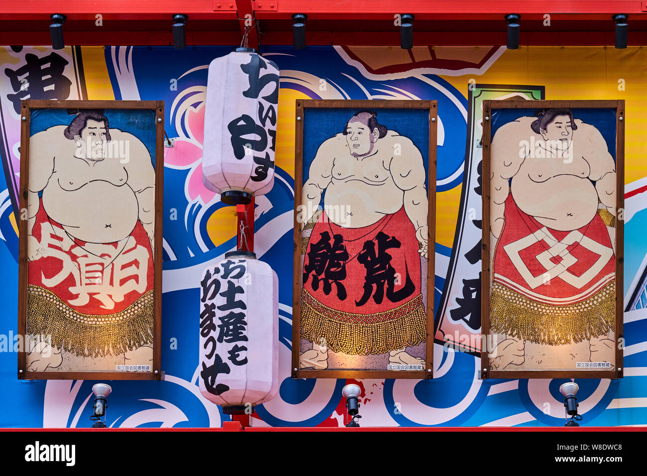 Japon, Honshu, Kansai di Osaka, Shinsekai. Righe di grandi ritratti di samurai e piccole lanterne su ciascuno uno sopra l ingresso della specialità kushikatsu resto Foto Stock