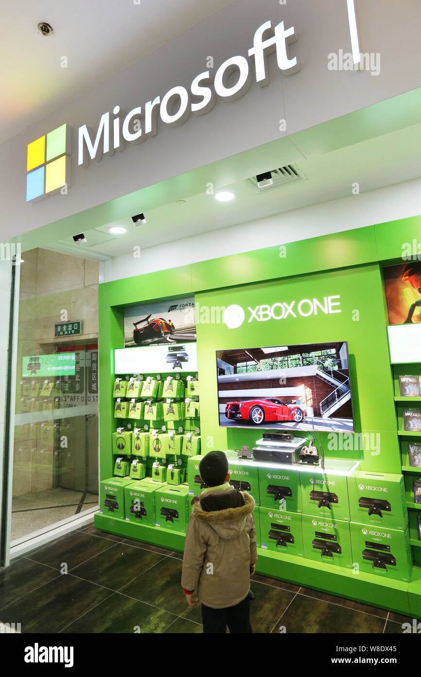 --FILE -- un giovane ragazzo gioca giochi elettronici su una XBOX una console di gioco presso un negozio fisico di Microsoft in Cina a Shanghai, 26 dicembre 2014. Processo di produ Foto Stock