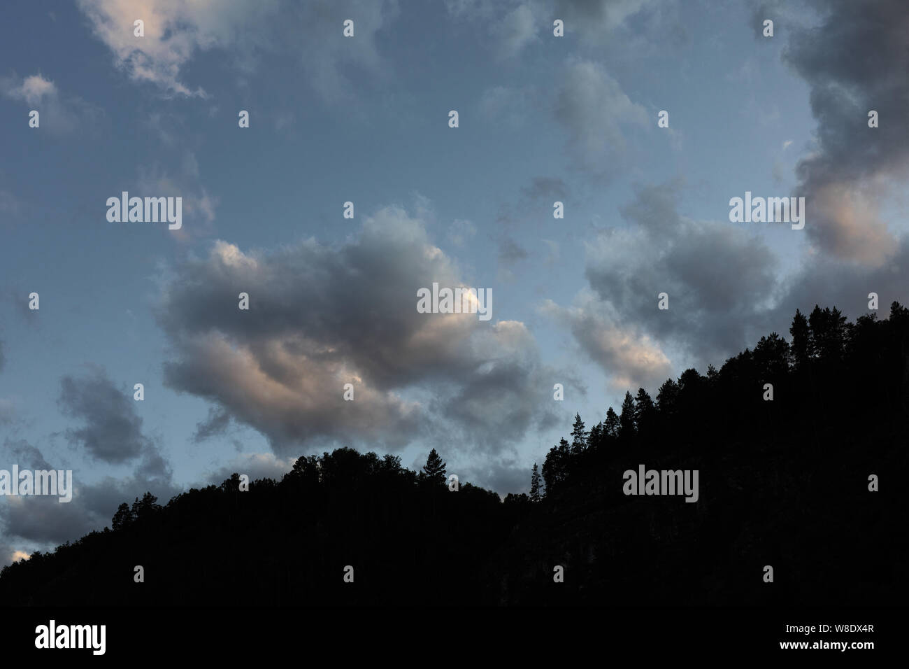 Cielo nuvoloso prima pioggia in montagna. cielo nuvoloso scuro. nuvole venire fino dalle cime delle montagne Foto Stock