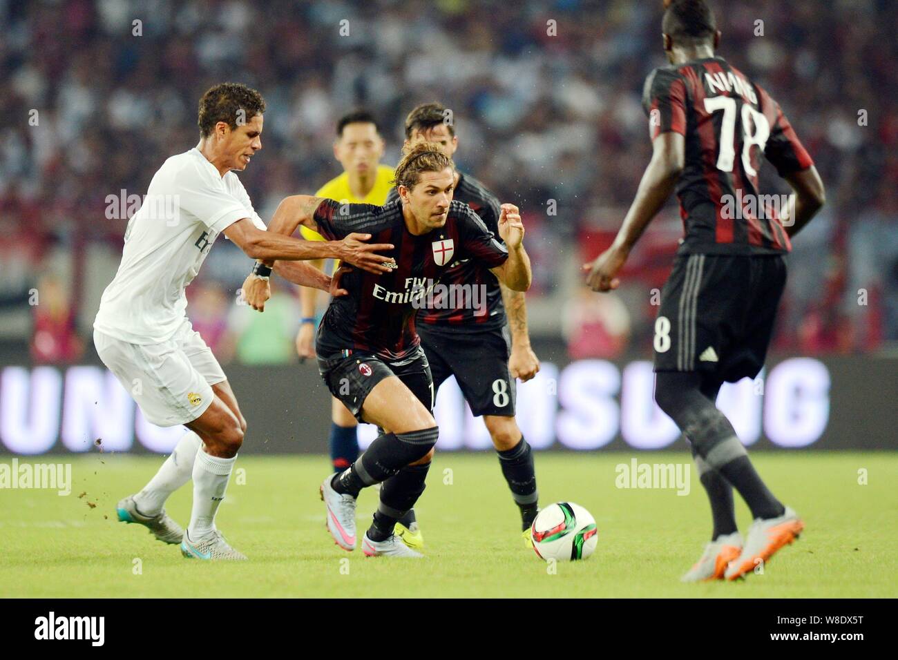 Raphael Varane del Real Madrid, sinistra, sfide Alessio CERCI di AC Milano, centro durante il match di Shanghai International Champions Cup 2015 un Foto Stock