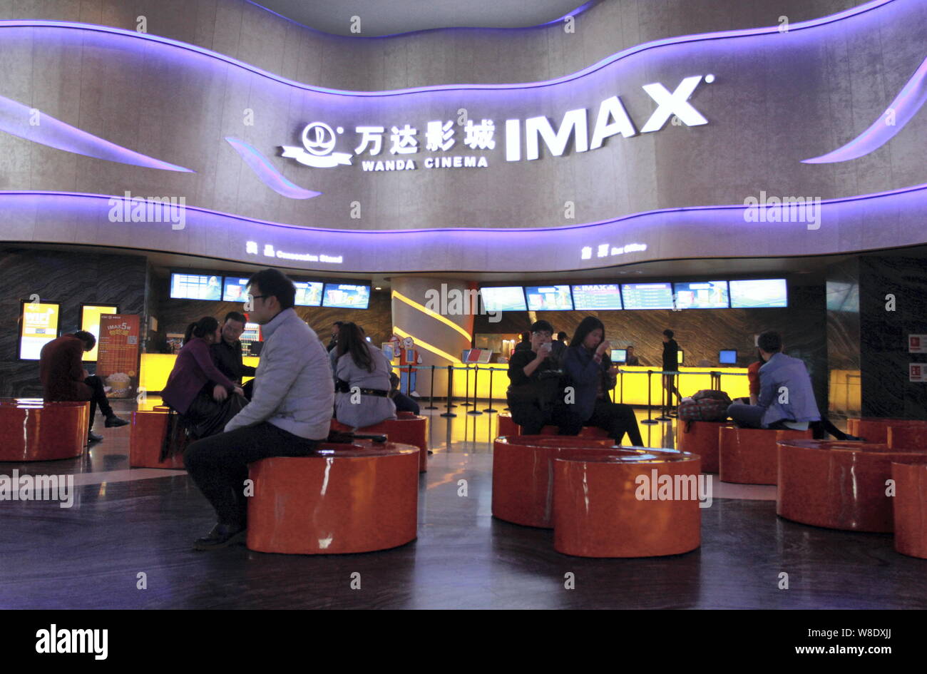 --FILE--cinese moviegoers sedersi a Wanda Cinema IMAX nella città di Wuhan, Cina centrale della provincia di Hubei, 18 marzo 2015. Chinas Tencent immagini Foto Stock