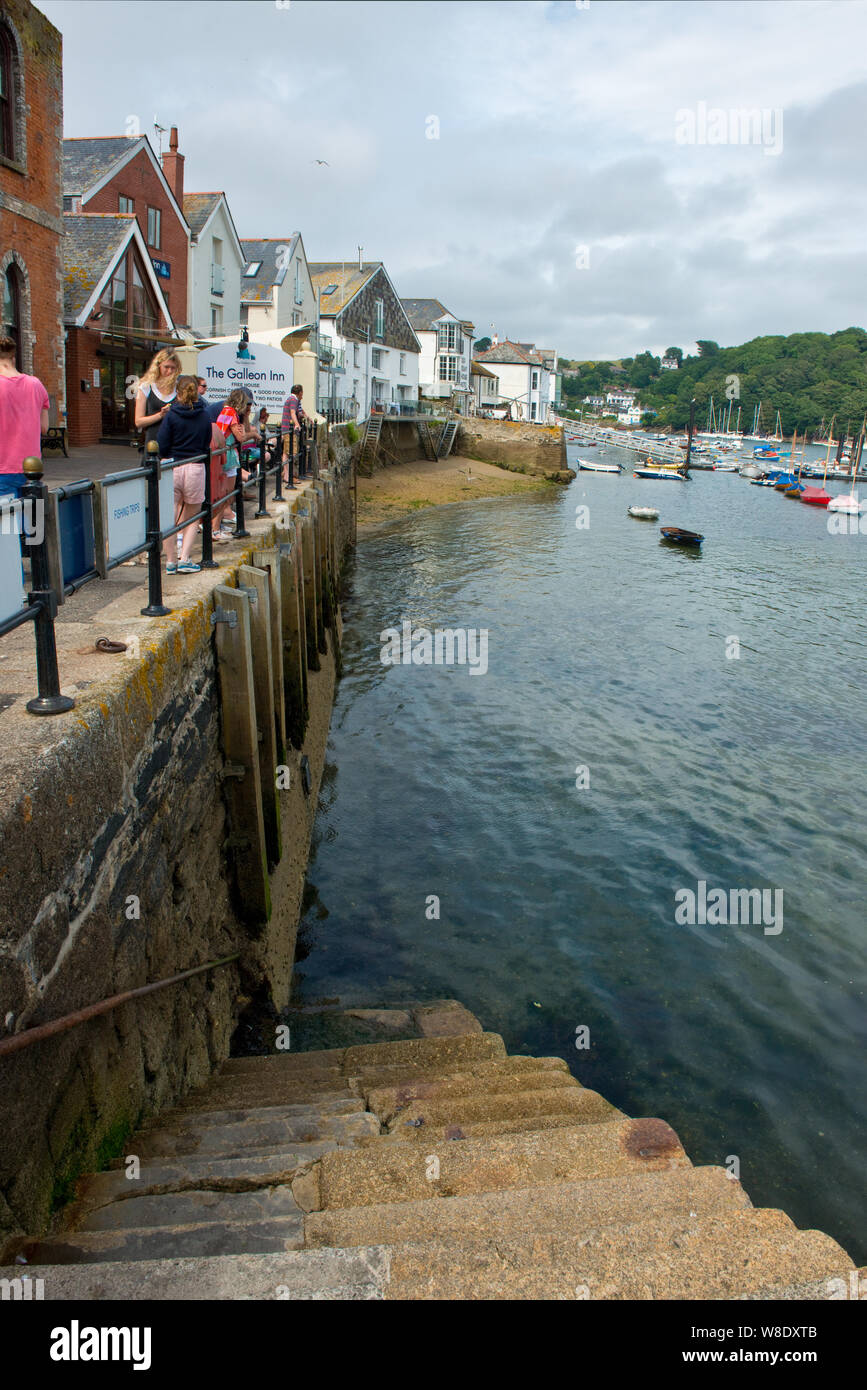 Passi verso il basso dal molo di attracco per Fowey fiume. Fowey, sud della Cornovaglia, Inghilterra Foto Stock