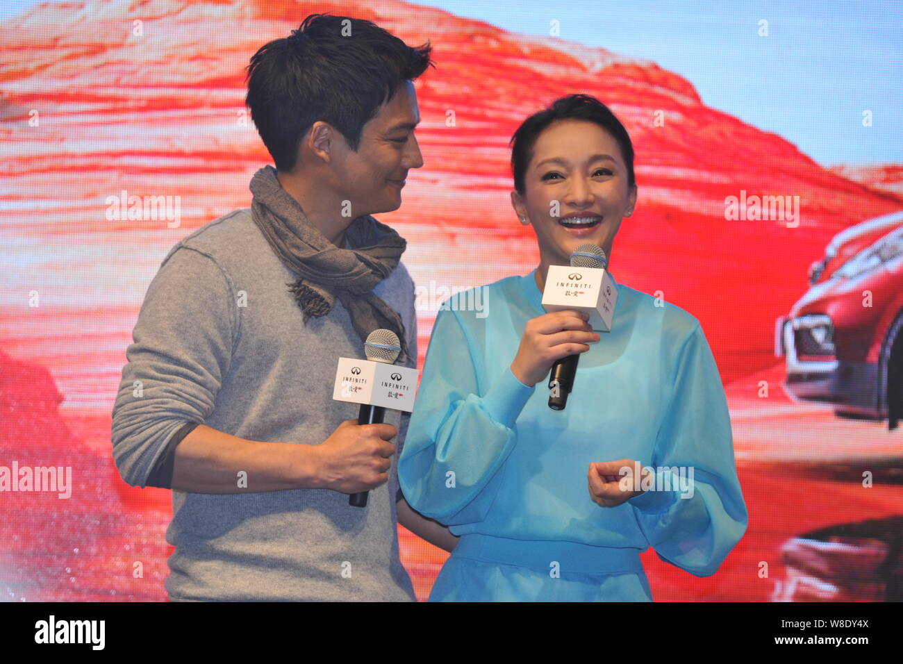 Attrice cinese Zhou Xun, destra parla accanto al suo attore americano marito Archie Kao durante un evento di Premiere per il micro film 'Dream fuga' a pro Foto Stock