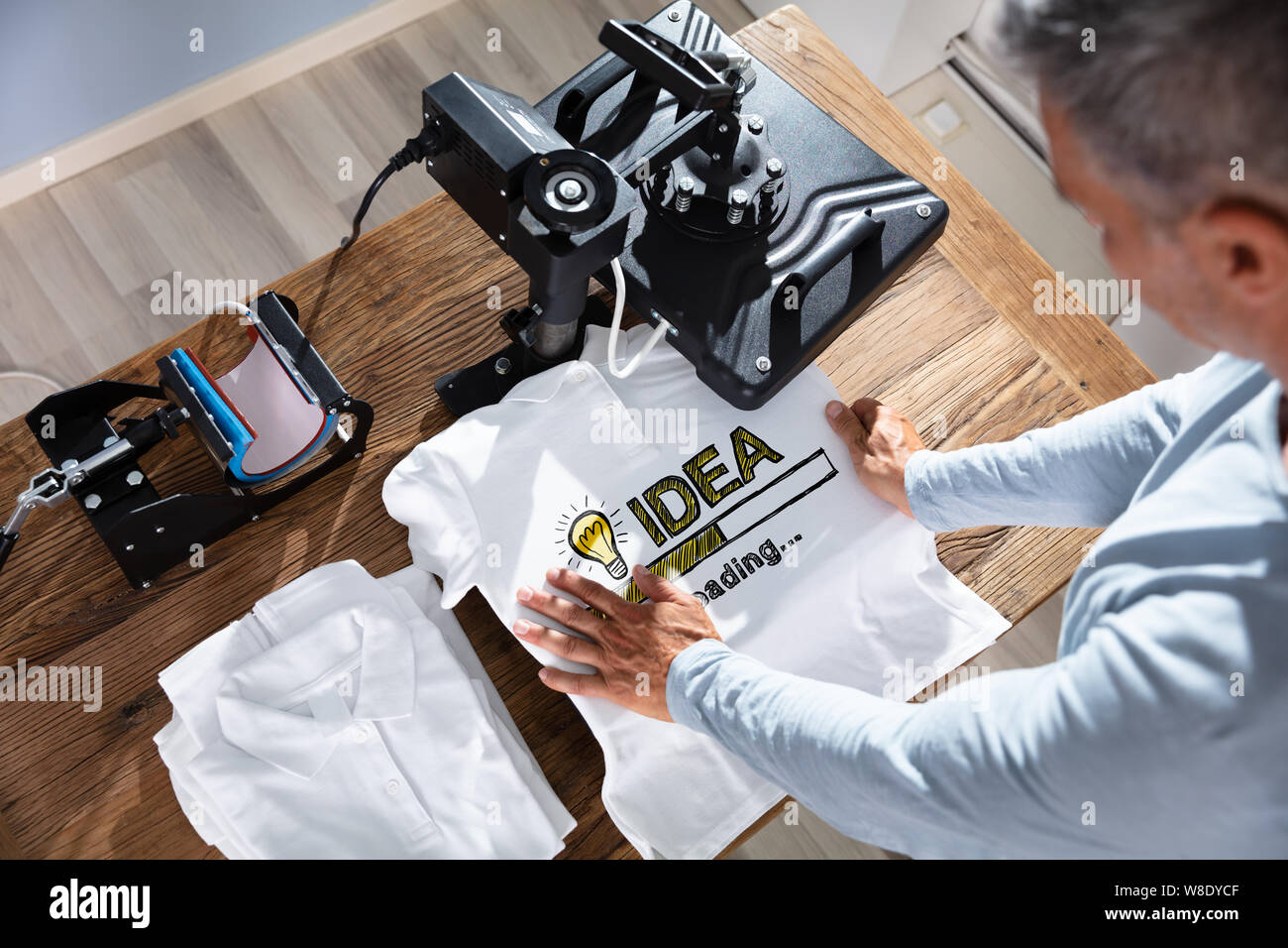 L'uomo immagine di stampa su T-Shirt in officina Foto Stock