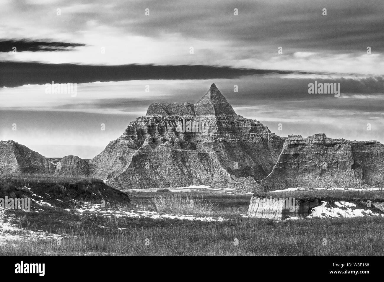 Parco nazionale Badlands è in Sud Dakota. I suoi paesaggi spettacolari span layered formazioni rocciose, ripidi canyon e le torreggianti guglie. Foto Stock