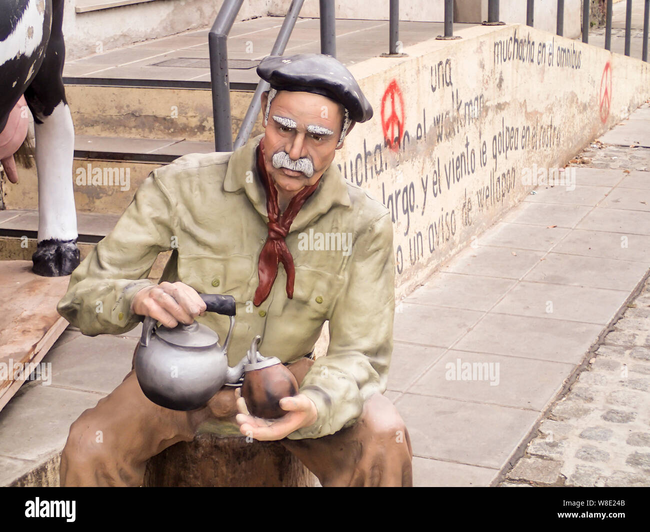 Buenos Aires, Argentina - 4 Marzo 2013: l'uomo simile statua di un argentino gaucho preparare tè Mate Foto Stock