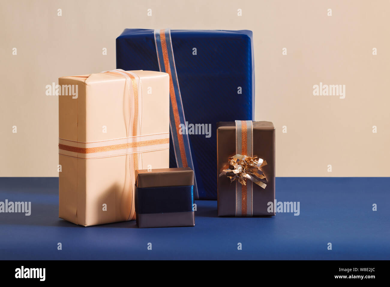 Preparazione di Natale concetto. Pila di diverse caselle colorate. Foto Stock