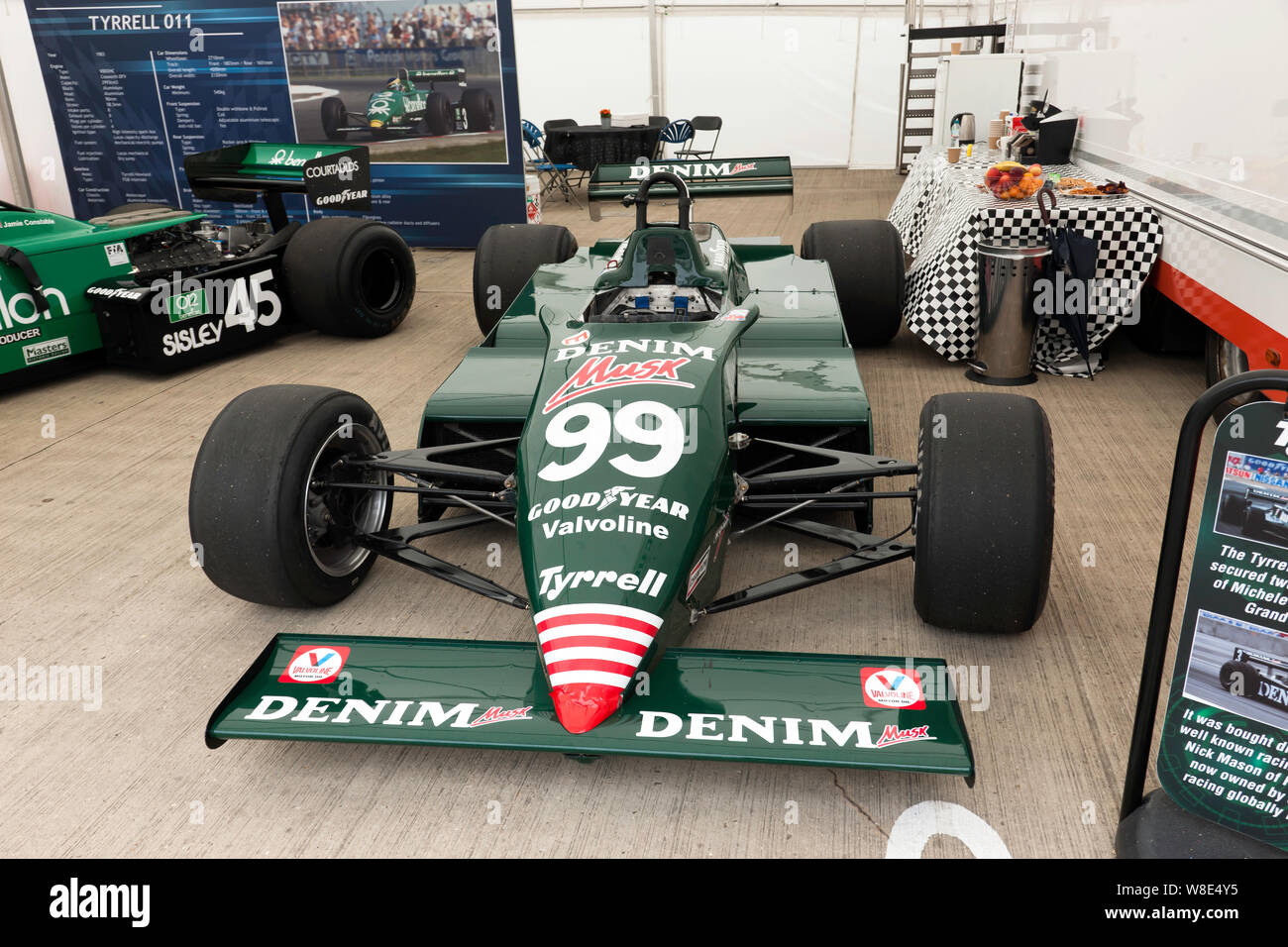 Vista frontale di un Tyrell 011 Formula One Racing Car, azionato, nel periodo, da Michele Alboreto, sul display a 2019 Silverstone Classic Foto Stock