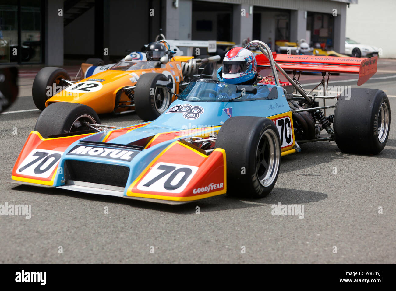 David Tomlin alla guida della sua 1975, Rondel Motul Mi, all'International pit lane per la sessione di qualifiche del HSCC storica Formula 2 gara Foto Stock