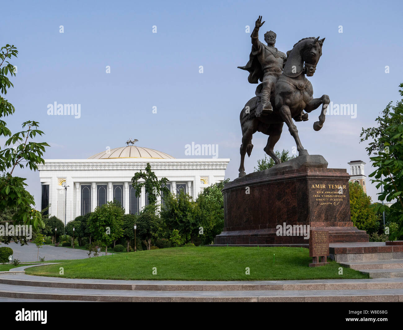 Un monumento di Amir Timur davanti al Parlamento, Tashkent, Uzbekistan, Asia Foto Stock