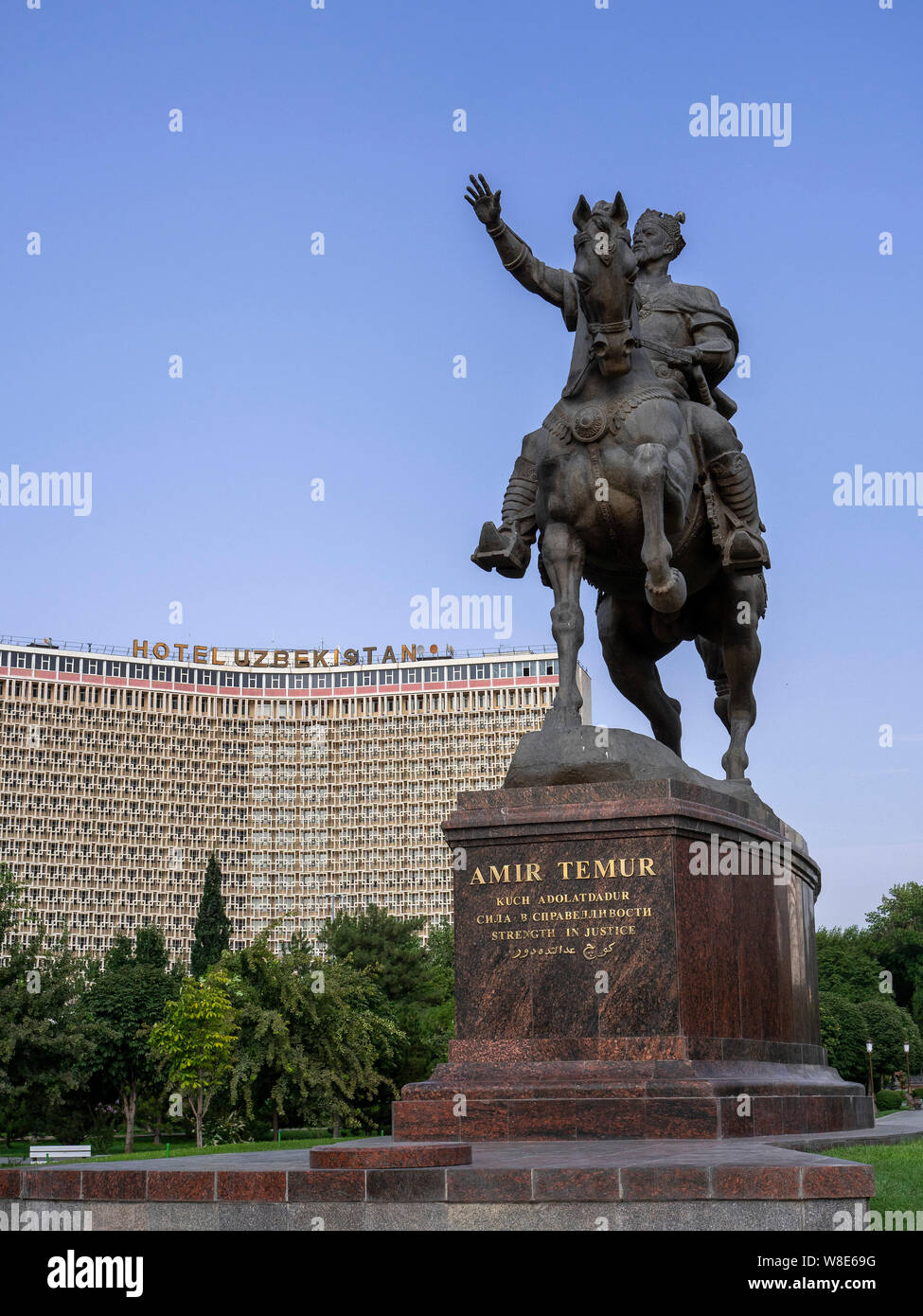 Un monumento di Amir Timur di fronte Hotel Uzbekistan Tashkent, Uzbekistan, Asia Foto Stock