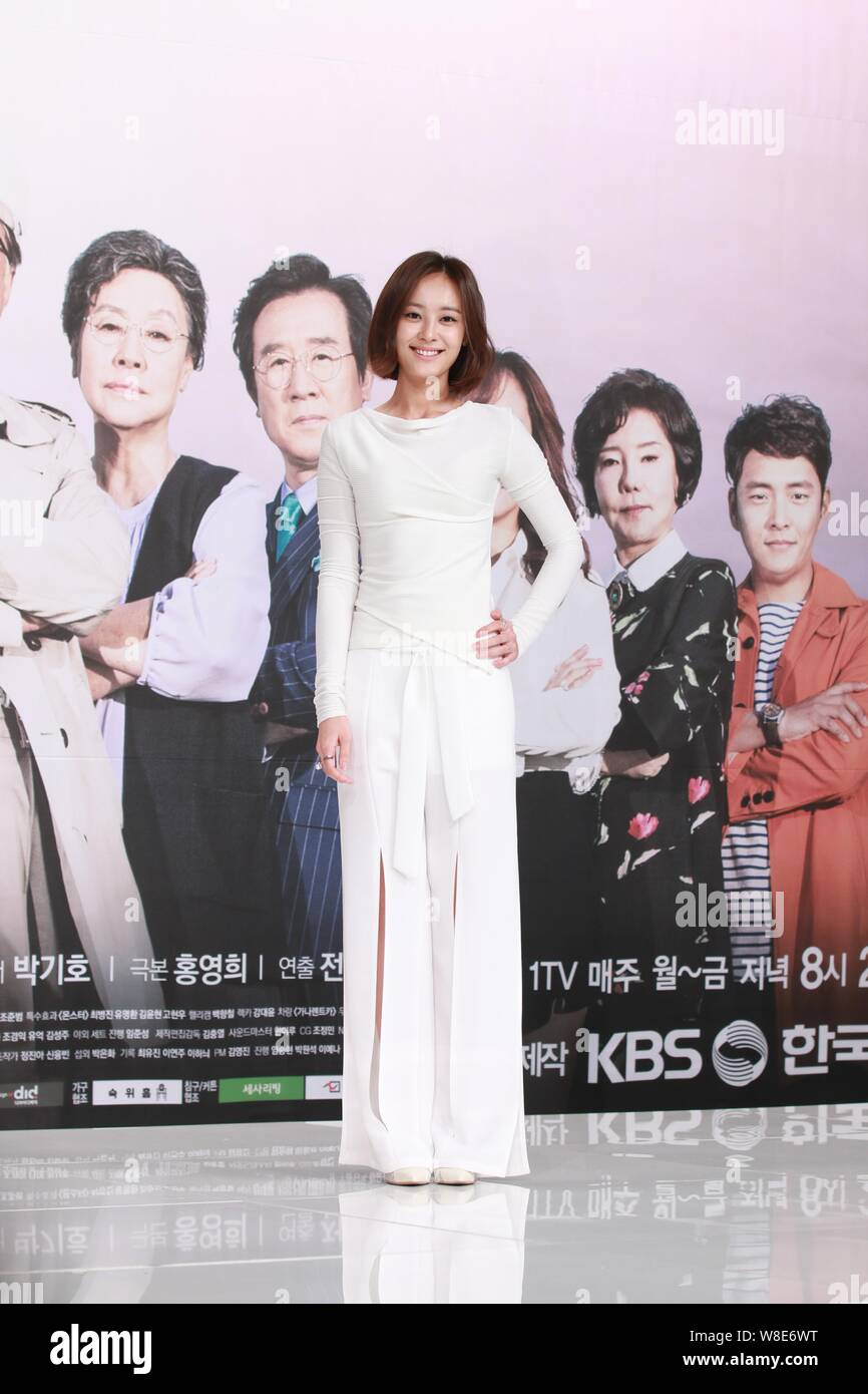 Sud attrice coreana Kang Byul pone in occasione di una conferenza stampa per la sua nuova fiction TV 'Save La Famiglia' in Seoul, Corea del Sud, 7 maggio 2015. Foto Stock