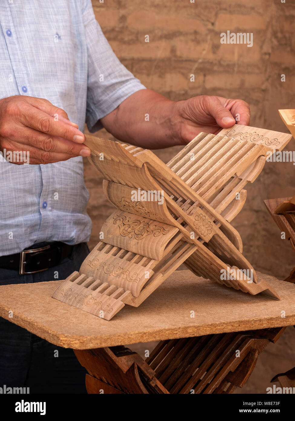 Mensole di legno per il corano nella storica città Ichan Qala, Chiwa, Uzbekistan, Asia Foto Stock