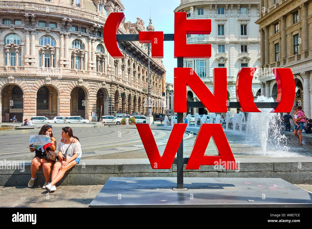 Genova , Italia - Luglio 7, 2019: Genova più di questo segno (Città Logo) e turisti vicino a piazza De Ferrari a Genova Foto Stock