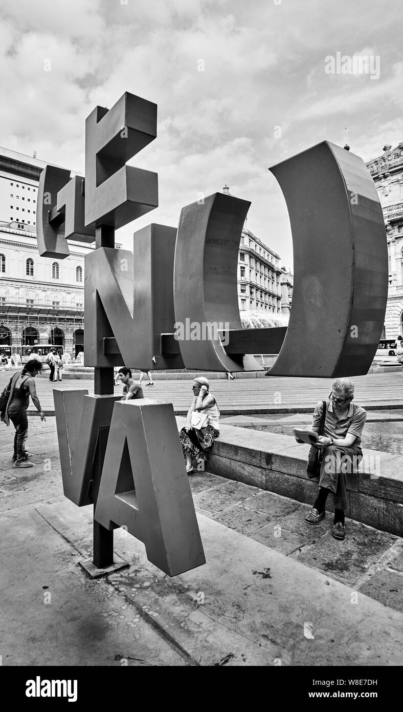 Genova - Luglio 6, 2019: Genova più di questo segno (Città Logo) e le persone che si trovano nelle vicinanze in piazza De Ferrari a Genova. Immagine in bianco e nero Foto Stock