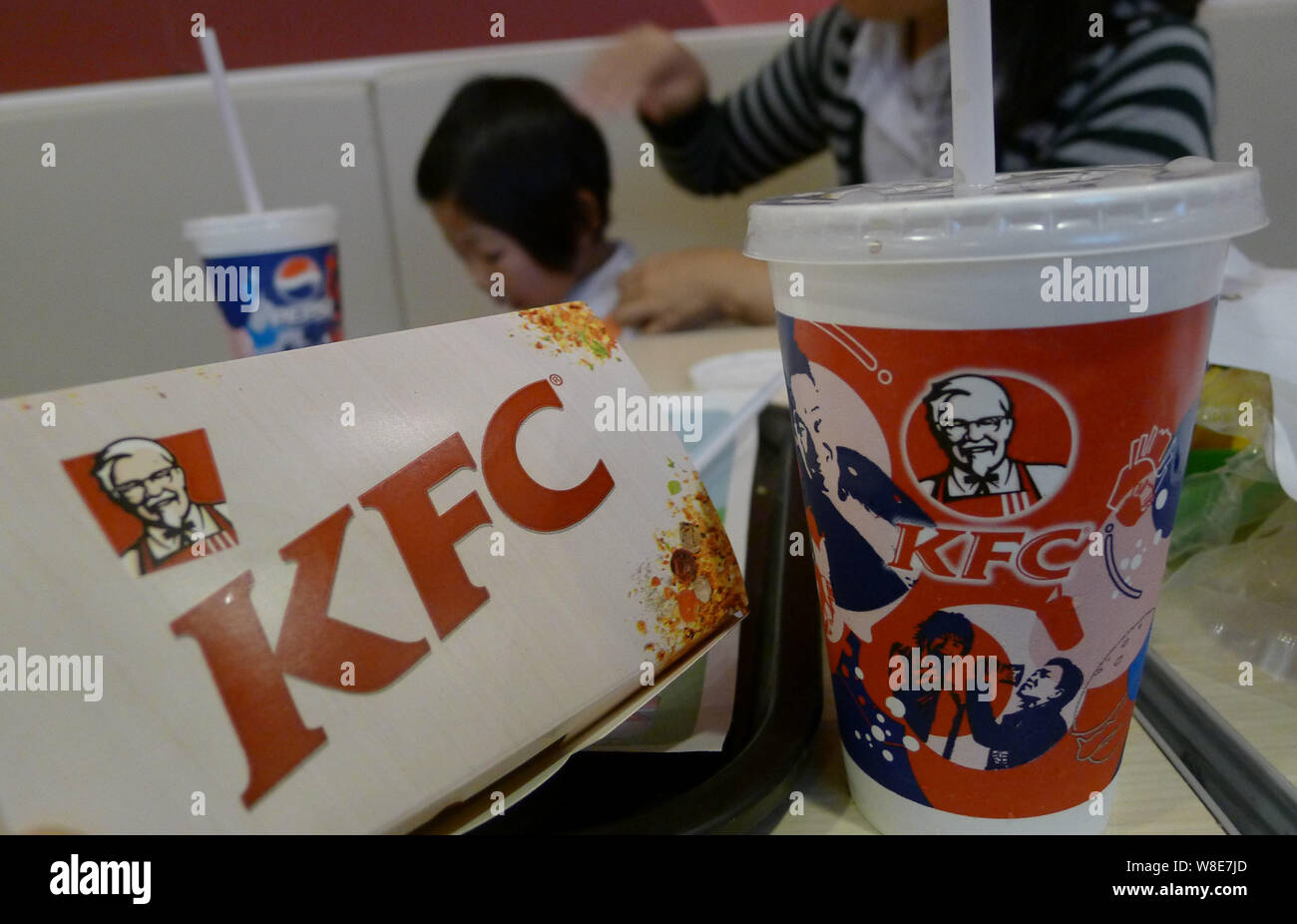 --FILE--i clienti a mangiare in un KFC un fast food ristorante di Yum Brands in Qingdao City, est della Cina di provincia di Shandong, 10 ottobre 2014. Azioni di KFC proprio Foto Stock